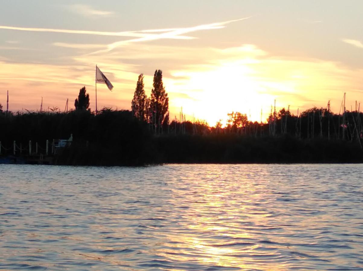 Pfahlbau Sunset I Toplage Elektroboot Inklusive Руст Экстерьер фото