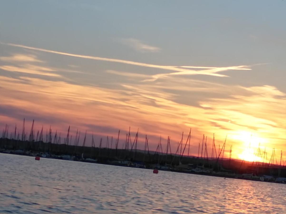 Pfahlbau Sunset I Toplage Elektroboot Inklusive Руст Экстерьер фото